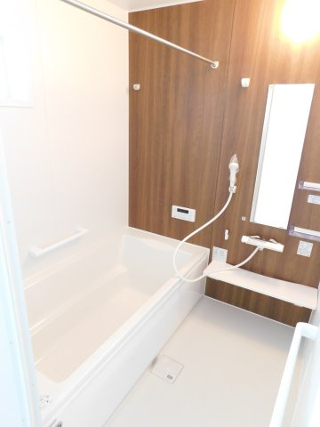 名古屋市港区明正１丁目の新築一戸建の浴室|◇浴室◇　　広い１坪サイズ・浴室暖房乾燥機・追い焚き機能付・ゆったり浴槽・断熱浴槽・オートバス・バリアフリー・浴室窓あり　カウンターは取り外し可能でお手入れらくらく♪