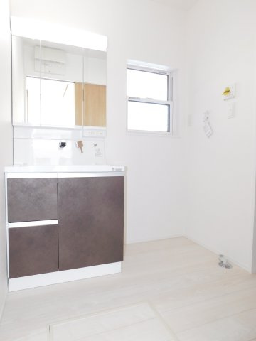 名古屋市港区明正１丁目の新築一戸建の独立洗面台|◇洗面室◇　　三面鏡シャンプードレッサー　くもり止め仕様　嬉しい窓付き♪