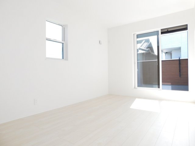 名古屋市港区明正１丁目の新築一戸建の洋室|◇洋室◇　　南面の明るい洋室約７．０帖　　全居室収納完備♪　全居室二面採光！　バルコニー利用可♪