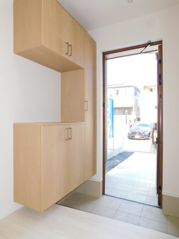 名古屋市港区明正１丁目の新築一戸建の玄関|◇玄関収納◇　　玄関がスッキリ片付く大容量収納♪