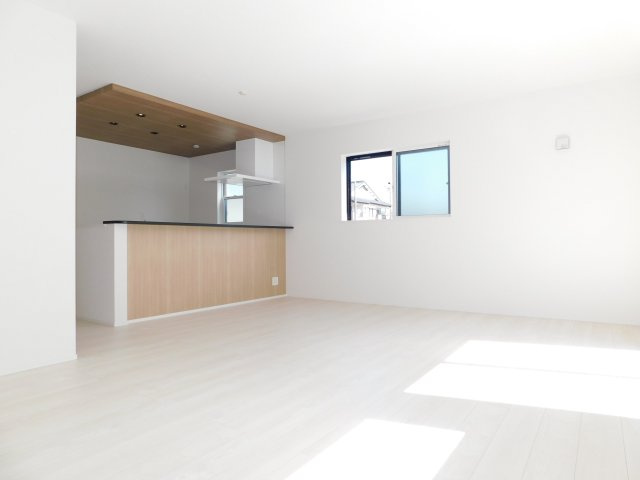 名古屋市港区明正１丁目の新築一戸建の居間・リビング|◇リビング◇　　南面で広くて明るいリビング１９．０帖！　リビング収納完備！　陽当たり良好で明るい空間には自然と家族が集まります♪