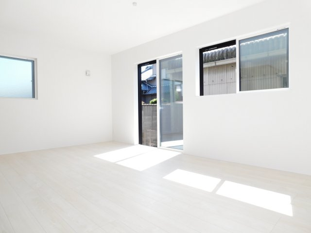 名古屋市港区明正１丁目の新築一戸建の居間・リビング|◇リビング◇　　南面を含む２面採光で広くて明るいリビング１９．０帖！　南面の庭も使えてうれしい♪