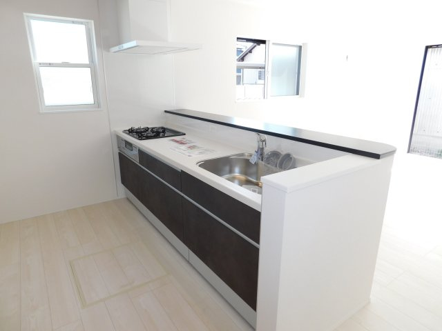 名古屋市港区明正１丁目の新築一戸建のキッチン|◇キッチン◇　　人気の対面式・人造大理石カウンター・浄水機能付ハンドシャワー・静音仕様シンク・薄型換気扇・Ｓｉセンサーコンロ（３口）・前面コンセント完備・床下収納庫付き