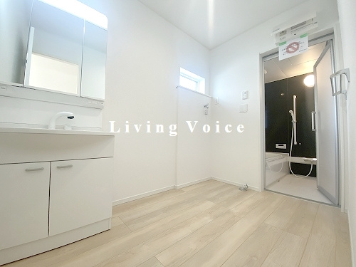 【玄関】 | 南足柄市中沼第12　Ⅰ・Ⅱ・Ⅲ期　新築一戸建て　全9棟 | 南足柄市中沼第12　Ⅰ・Ⅱ・Ⅲ期　新築一戸建て　全9棟