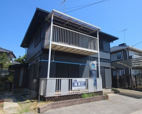 結城市結城　1期の外観|リフォーム済みで気持ちよく新生活を始められる住まいです！落ち着いた外壁カラーとバルコニー付きの外観が、スタイリッシュで印象的ですね。