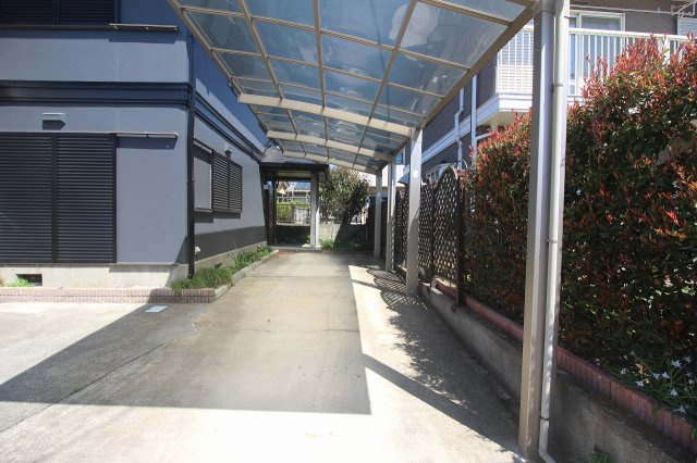 結城市結城　1期の駐車場|カーポート付きの駐車スペースで、大切なお車を雨や日差しから守れます！毎日の乗り降りも快適ですね。