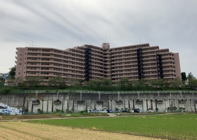 【外観】 | アメニティヒル本厚木 | 隣家の土地はどうなっているのか、生活利便施設が近くにあるのか、学校まで近いかなど、お客様のライフスタイルにあわせたイメージが重要です。また、近くにあると困る施設が近くにないかも確認するといいでしょう。