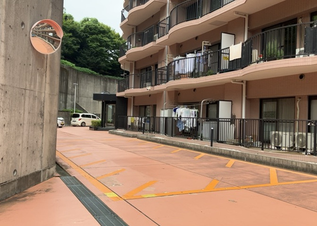【内装】 | アメニティヒル本厚木 | 共用部分は、一棟の建物に住む区分所有者全員が共同で所有するとし、共用部分の管理、補修などは、区分所有者で形成される管理組合が行います。個人の判断で勝手に変更することはできませんので覚えておきましょう。