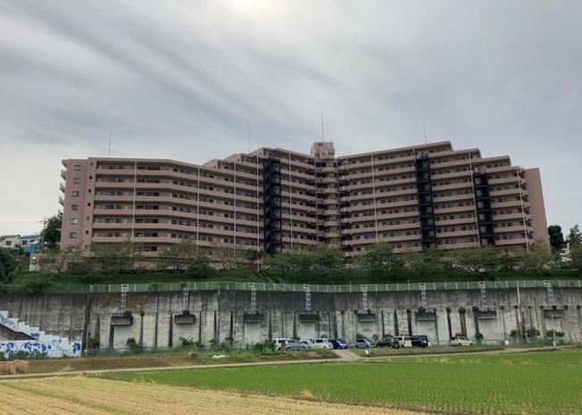 【外観】 | アメニティヒル本厚木 | 外観はマンション管理がされているかの目安になります。築年数が古いと、壁面は劣化してひび割れが生じることも！建物が古びていても細かいところが修繕されていると、きちんと管理されているなぁと感じるでしょう。