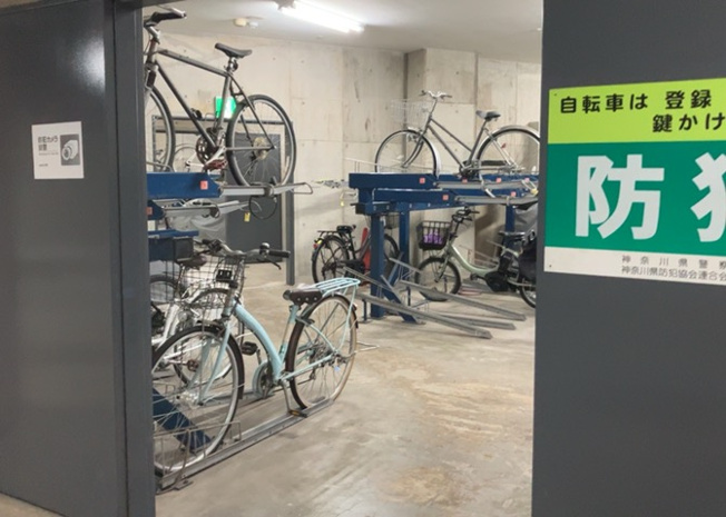 【駐車場】 | アメニティヒル本厚木 | 車一台あたりに必要なスペースは、標準サイズの普通自動車で横幅2m50cm、長さ5mは必要になります。ただし、乗降のことも考慮して横幅3m30cm、長さ5m50cmほどは確保できるところを選びましょう。