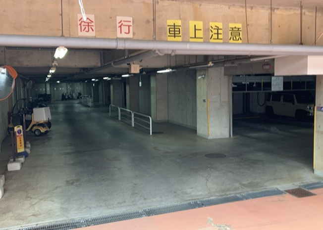 【駐車場】 | アメニティヒル本厚木 | 駐車場と明記されていても、最小スペースでつくられた駐車場だと大型車は駐車できなかったり、出入りしにくくなったりする可能性があります。お車のサイズと購入したい物件の駐車場のサイズを現地で確認しましょう。
