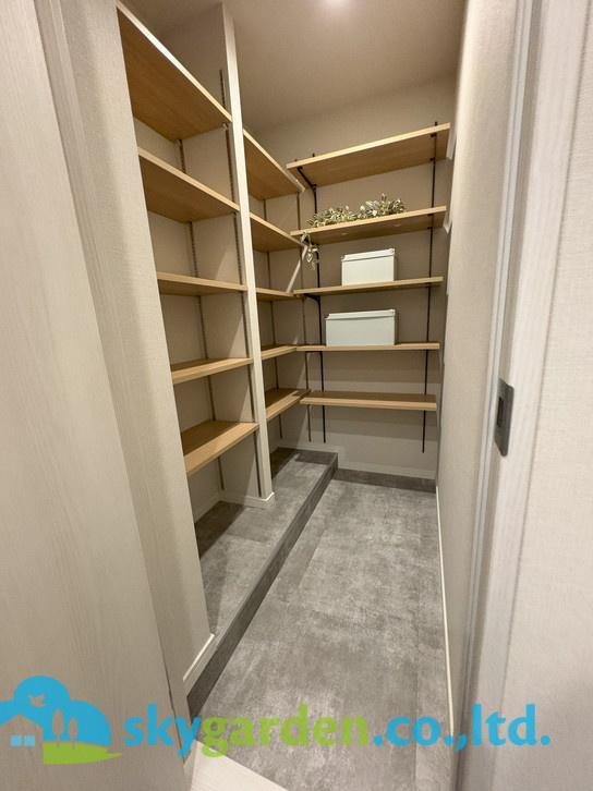 片瀬東映マンションのその他|シューズインクローゼット
靴をたくさんお持ちの方でも安心の大容量
