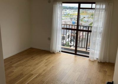 【洋室】 | ダイアパレス本厚木第５ | 洋室のメリットは重い家具が置きやすく、身の回りが整理しやすいことです。 床がフローリングのため畳とは異なり凹みにくいです。 クローゼットなど収納が豊富で、普段使わない旅行カバンや服の整頓も簡単にです。