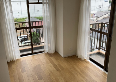 【寝室】 | ダイアパレス本厚木第５ | 寝室でゆっくりと過ごすためにはベッド周りの適度な空間を担保することや窓の位置、照明の明るさ、寝室の広さなどを考える必要があります。自身や家族の構成とライフスタイルに併せて寝室にする部屋を選びましょう！