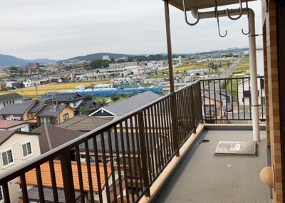 【バルコニー】 | ダイアパレス本厚木第５ | バルコニーは、室外の専用スペースのうち、「屋根がなく開放された空間」であるものを指します。ベランダより広いタイプのものが多く、日当たりもよいため家庭菜園などを楽しみたい人にとって適した環境となります。