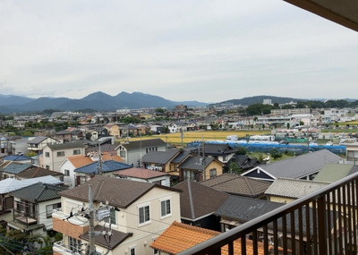 【展望】 | ダイアパレス本厚木第５ | 眺望の良さを楽しめるダイニングキッチンで家族団らんの時間を過ごしてはいかがでしょうか。バルコニーから見える景色を家族で眺める時間は、時間が経つのを忘れてしまいそうですね。是非、現地を見に行きましょう！