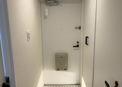 【玄関】 | ダイアパレス本厚木第５ | 玄関は家の顔でもあり、家族以外の目にも止まる場所です。玄関は外との間を仕切る扉、靴などをしまっておく収納スペース、靴脱ぎのたたきスペース、来客とのやり取りをするドアホンなど複数のアイテムからなります。