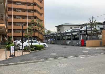 【駐車場】 | ダイアパレス本厚木第５ | 車一台あたりに必要なスペースは、標準サイズの普通自動車で横幅2m50cm、長さ5mは必要になります。ただし、乗降のことも考慮して横幅3m30cm、長さ5m50cmほどは確保できるところを選びましょう。