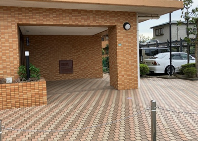 【中庭】 | ダイアパレス本厚木第５ | 中庭（パティオ）とは、一つの建築物の内部に設けられた、壁などで囲われている庭のことを指します。コの字型、ロの字型が主流ですが、L字型の中庭もあります。最近では、インテリア性の高さからも人気があります。