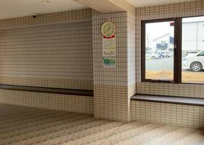 【ロビー】 | ダイアパレス本厚木第５ | ラウンジは、マンションの共用スペースに椅子やテーブルなどを配置した利用者が寛げる空間です。屋内型ラウンジと屋外型ラウンジがあります。共用部分の管理状況と合わせて、詳細については現地でご確認ください。