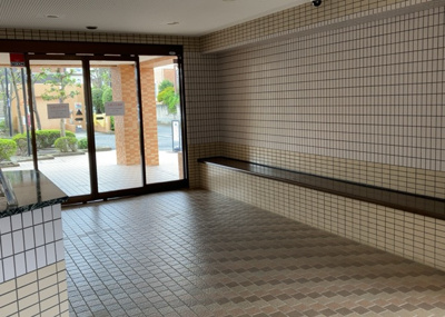 【ロビー】 | ダイアパレス本厚木第５ | ロビーというと、エントランスと何がちがうの？と思いますよね。実はロビーとエントランスには明確な決まりはありません。物件によっては、エントランスを入って広がるある程度の広さのある空間がロビーとなります。