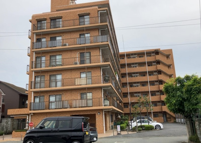 【外観】 | ダイアパレス本厚木第５ | ＲＣ造、Reinforced Concreteは直訳すると補強されたコンクリートです。主に柱や梁・床・壁が鉄筋とコンクリートで構成おり、鉄筋を組んだ型枠にコンクリートを流し込んで固めたものを指します。