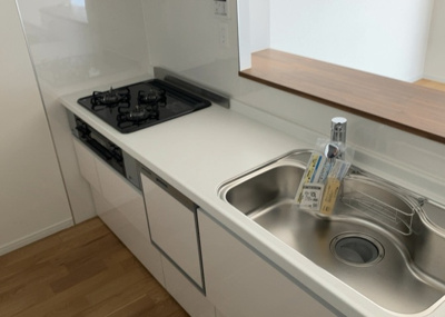 【キッチン】 | ダイアパレス本厚木第５ | 標準的なシステムキッチンの横幅は、165cm～300cm程度です。2100・2400・2550・2700などミリ単位で表記されます。普段どのように料理をするのかを想定しながら合ったサイズを選びましょう