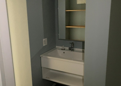 【独立洗面台】 | ダイアパレス本厚木第５ | 洗面化粧台では顔を洗ったり、身だしなみを整えることが本来の使い方ですが、用途によっては洗面化粧台に求められる機能が違ってくるため、ご自身や家族のライフスタイルに合ったものを選ぶことをおすすめ致します。