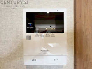 訪問者が来たときにテレビ画面で確認できるため、安心してドアを開けられます。録画機能があるものもあり、留守中に来訪者を記録しておくことができます。利便性が高く、セキュリティ面でも安心です