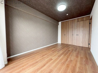 明るい色合いのフローリングとクロスを使用した洋室は家具やインテリアとも調和しやすく空間が広く感じられ開放感を生み出します。自然光を効果的に反射し、室内を明るく保つため、日中の照明使用を抑えられます。