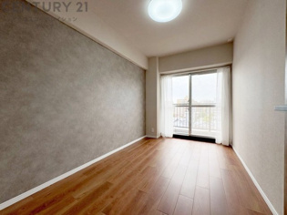 リラックスできるプライベート空間で、快適な睡眠をサポート。個人の好みに合わせたインテリアや寝具で心地良さを追求。プライベートな時間を過ごし、リフレッシュする場所におすすめです。