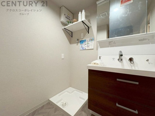 洗濯物の仕分け作業がしやすく、整理整頓が容易になります。洗濯音や湿気を他の部屋に持ち込まず、生活環境を快適に保ちます。上部を活用すれば収納スペースを確保でき洗剤や洗濯用品の整理もしやすくなります。