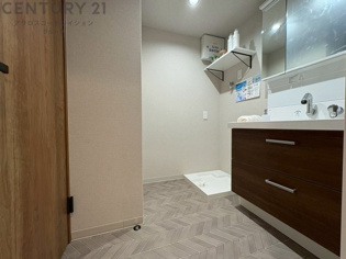 衣服の収納や脱ぎ着や整理整頓がしやすく、湿った衣類を乾燥させるスペースがありカビや臭いの発生を防ぎます。床の汚れを他の部屋に持ち込まず清潔を保つことができます。また快適な入浴環境の整備にも役立ちます。