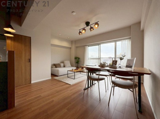 キッチン前のダイニングスペース　カウンターキッチンから料理の受け渡し等に便利です。ダイニングセットを置いても十分な広さを確保。