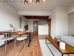 リビングダイニングは家族や友人とのコミュニケーションを楽しむ場所でくつろぎながら食事や会話を楽しめ、多目的に利用できリラックスできる空間です。家庭内の中心として機能し、快適な生活をサポートします。