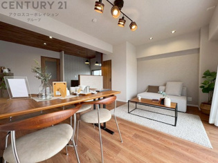 キッチン前のダイニングスペース　カウンターキッチンから料理の受け渡し等に便利です。ダイニングセットを置いても十分な広さを確保。