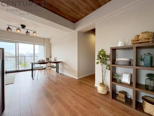 キッチン前のダイニングスペース　カウンターキッチンから料理の受け渡し等に便利です。ダイニングセットを置いても十分な広さを確保。