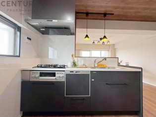 シンプルなデザインと使いやすさを兼ね備えた対面式システムキッチンは、効率的な作業スペースを提供し、家族やゲストとのコミュニケーションを促進します。