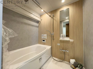 ユニットバスは省スペースでありながら、シンプルな設計と使いやすさを備え、簡便なメンテナンスが可能です。またミラー・小物置き場もあり便利です。