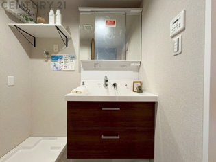 化粧品や洗顔料、歯ブラシなどの必需品をまとめて置ける収納スペースがあり、使用するたびに取り出す手間が省けます。また、水回りのため、濡れても大丈夫な素材が使用されており、お手入れが簡単です。