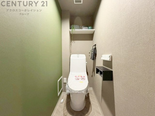 温水洗浄便座付トイレは温水洗浄機能により、暖かい水でおしりを洗浄することができ、冷たい水を使う従来の便座に比べ、温水洗浄機能で暖かいトイレを提供し、快適な使用を可能にします。