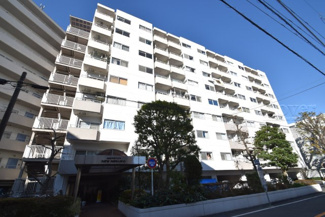【外観】 | 手入れの行き届いた外壁やエントランスなど、「見ればわかる」レベルで清潔感を保ったマンションです。築年数を感じさせない姿で皆様をお出迎えします。～即日のご見学可能～　お問合せはお気軽にどうぞ。

