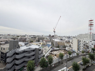 【展望】 | 眼前に広がる空の雄大さと、このお部屋の自慢の一つである「眺望」をご覧ください。毎日、この景色を独り占めできる新生活に夢が広がります。～即日のご見学可能～　お問合せはお気軽にどうぞ。
