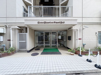 【エントランス】 | マンションの正面エントランス。出入りする人間を癒してくれるマンション入り口であり、その建物の「顔」でもあります。～即日のご見学可能～　お問合せはお気軽にどうぞ。
