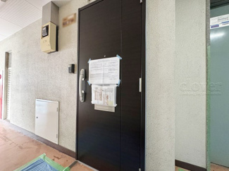 【その他共用部分】 | 皆様をお迎えする、お部屋の玄関ドア。開けやすさや開放角度、ドアノブの操作しやすさや鍵の形状などを、現地で一度ご確認ください。～即日のご見学可能～　お問合せはお気軽にどうぞ。
