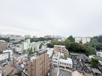 【展望】 | 眼前に広がる空の雄大さと、このお部屋の自慢の一つである「眺望」をご覧ください。毎日、この景色を独り占めできる新生活に夢が広がります。～即日のご見学可能～　お問合せはお気軽にどうぞ。
