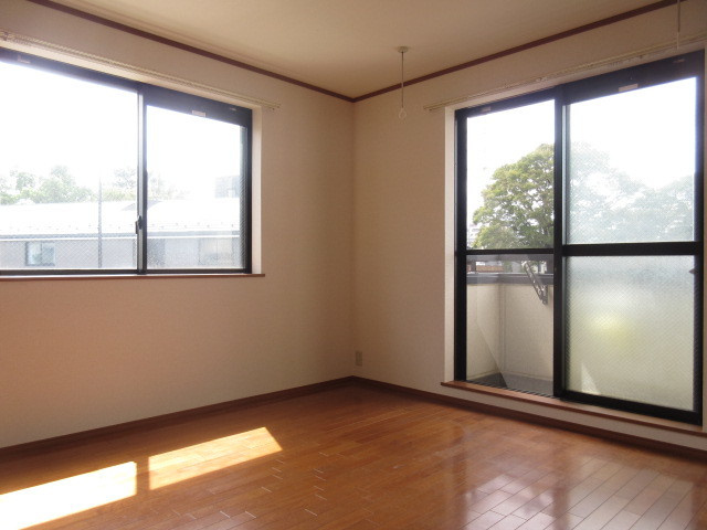 カーサ　デュオの居間・リビング|★２面採光の居室★