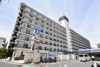 【外観】 | 手入れの行き届いた外壁やエントランスなど、「見ればわかる」レベルで清潔感を保ったマンションです。築年数を感じさせない姿で皆様をお出迎えします。～即日のご見学可能～　お問合せはお気軽にどうぞ。
