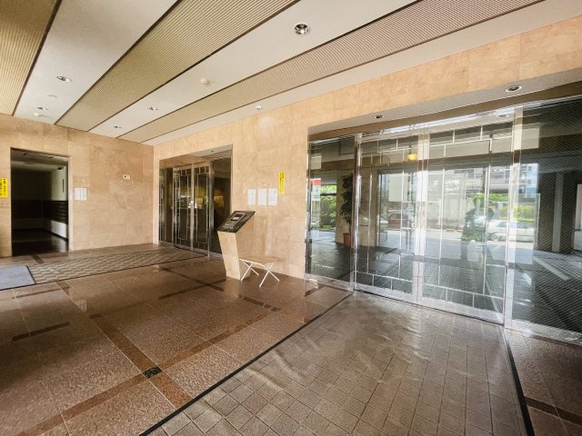 【エントランス】 | エバーライフネアシティ筑紫野 | 380戸ある大規模マンション。エントランスも広々しています