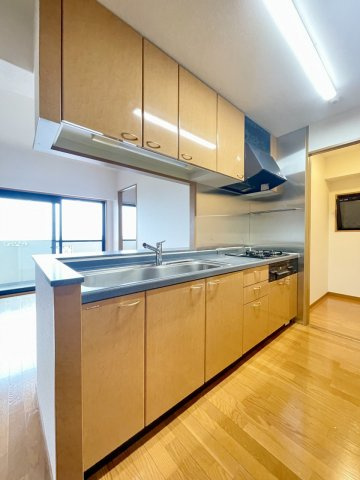 【キッチン】 | エバーライフネアシティ筑紫野 | キッチン奥に家事室があり、収納庫としても活用できます